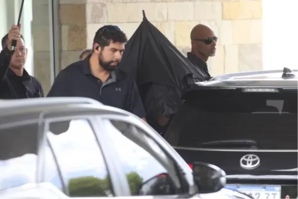 Taylor llega a Buenos Aires cubierta con un paraguas negro