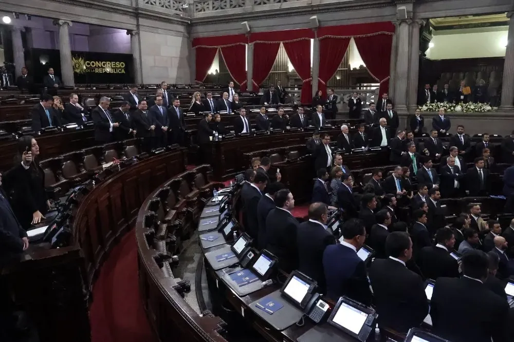 Con horas de retraso, finalmente el Parlamento se reunió para continuar con la sesión solemne que culminará con la jura del nuevo presidente.