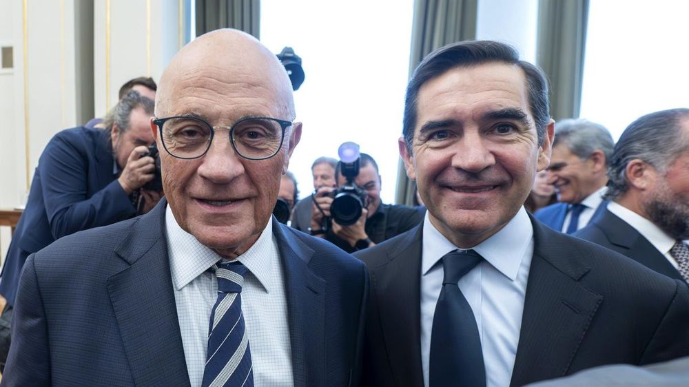 Josep Oliu, presidente del Sabadell, y Carlos Torres, su par del BBVA, los protagonistas de la primera oferta hostil en la banca española en décadas y una de las peleas financieras más encarnizadas.
