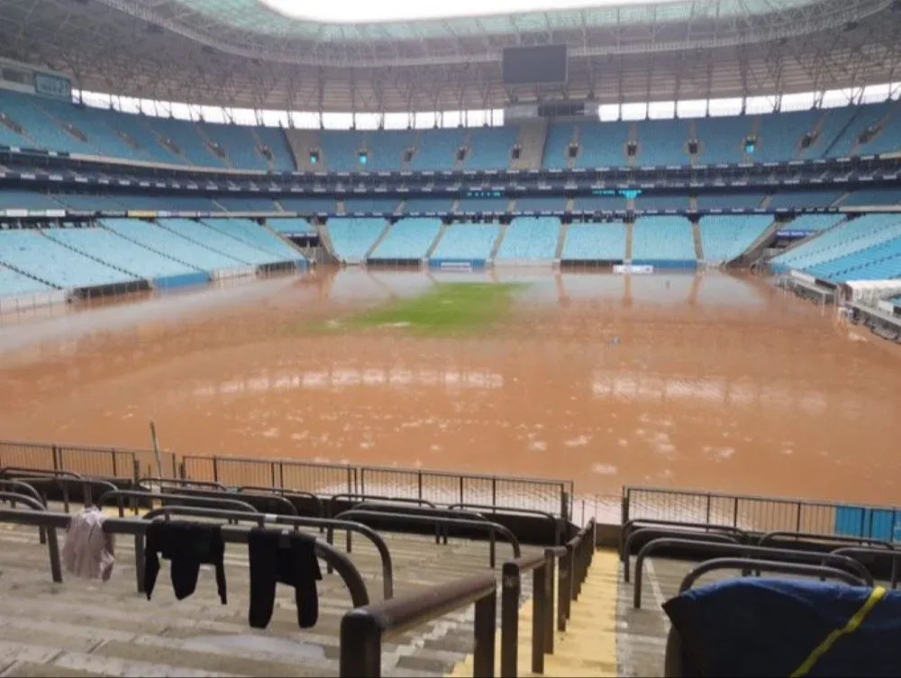 Inundaciones en Brasil. El Estadio Arena do Gremio está totalmente inundado en su campo de juego