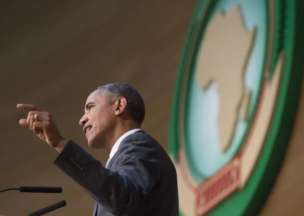 Ex colaboradores del dictador libio Muamar Gadafi esperan detrás de la celda.