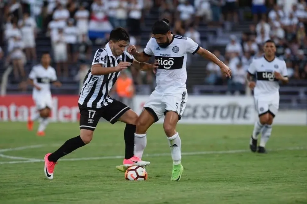 Manuel Castro y Rodrigo Burgos en plena lucha por el balón en Wanderers-Olimpia por la Libertadores