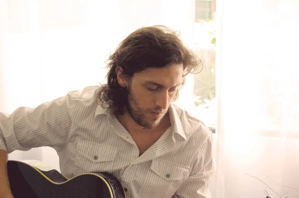 Sebastián Casafúa sigue presentando las canciones de Las causas del siniestro