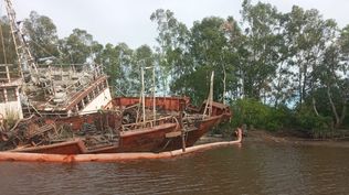 Barco abandonado en Carmelo