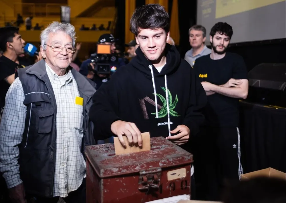 Facundo Pellistri se acercó este sábado al Palacio Cr. Gastón Guelfi para votar en las elecciones de Peñarol