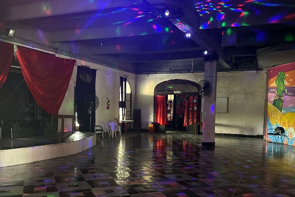 La Policía Federal allanó el local nocturno del inmueble cedido en 2018, con fines educativos, a la Universidad de Madres de Plaza de Mayo.