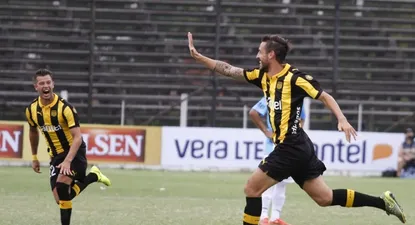 Tomás Costa celebrando su primer gol en Peñarol ante Cerro.