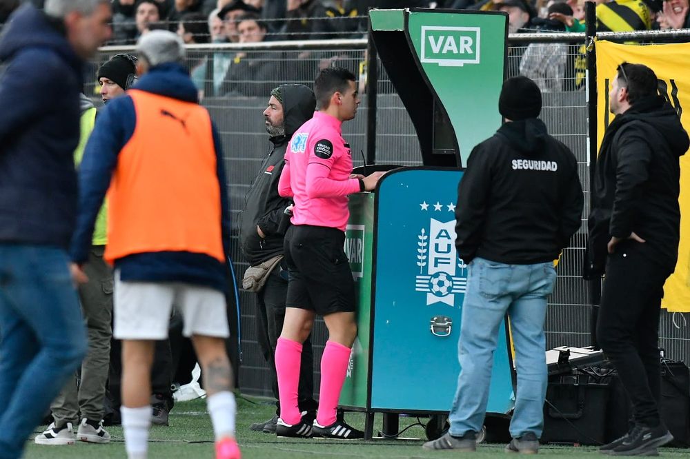 Mathías De Armas y el VAR en Peñarol vs Defensor Sporting