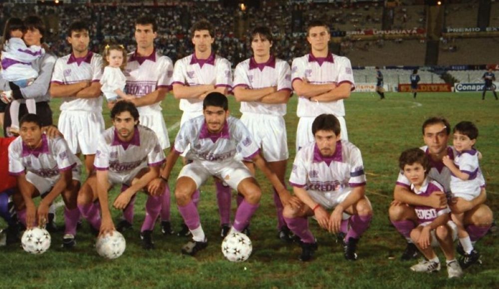 Defensor Sporting en la Liguilla 1995 en la que fue campeón: arriba, Leonardo Romay, Leonardo Sum, Cono Aguiar, Ruben Dos Santos, Alejandro Traversa y Pablo Hernández; abajo: Marcelo Romero, José Chilelli, Sebastián Abreu, Gerardo Miranda y Marcelo Tejera