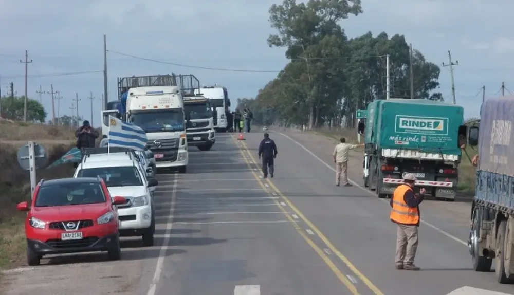 La cola de vehículos se extendió por varios kilómetros