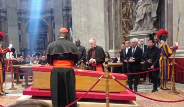 El cardenal Juan Luis Cipriani reza frente al féretro del Papa.