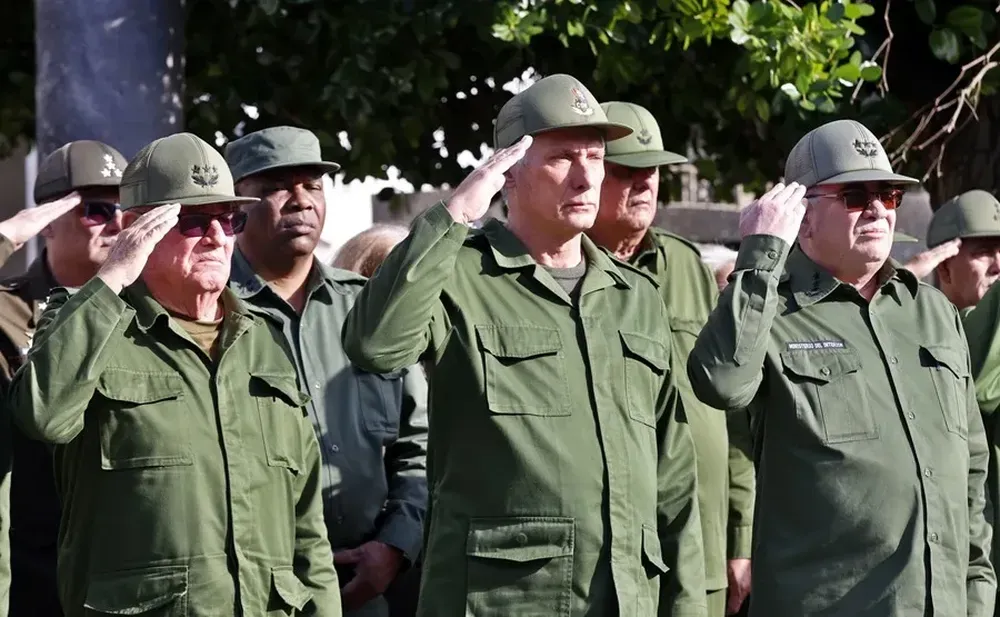 El presidente de Cuba, Miguel Diaz-Canel junto al ministro de Defensa y el ministro del Interior