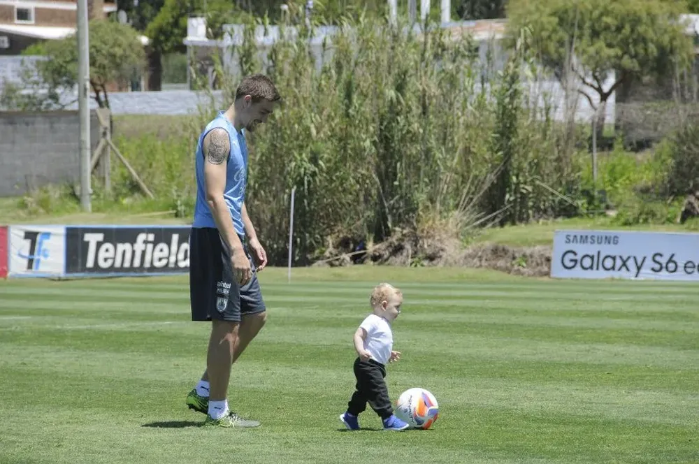 Coates juega con su hijo después de la práctica