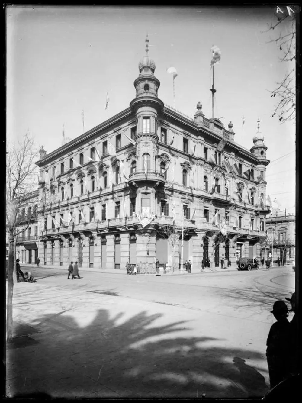 Palacio Jackson. Antigua sede de la Intendencia Municipal de Montevideo. Vista desde la Plaza Cagancha. A la derecha, la avenida 18 de Julio hacia el este. Año 1919. (Autor: s.d./IMO). 