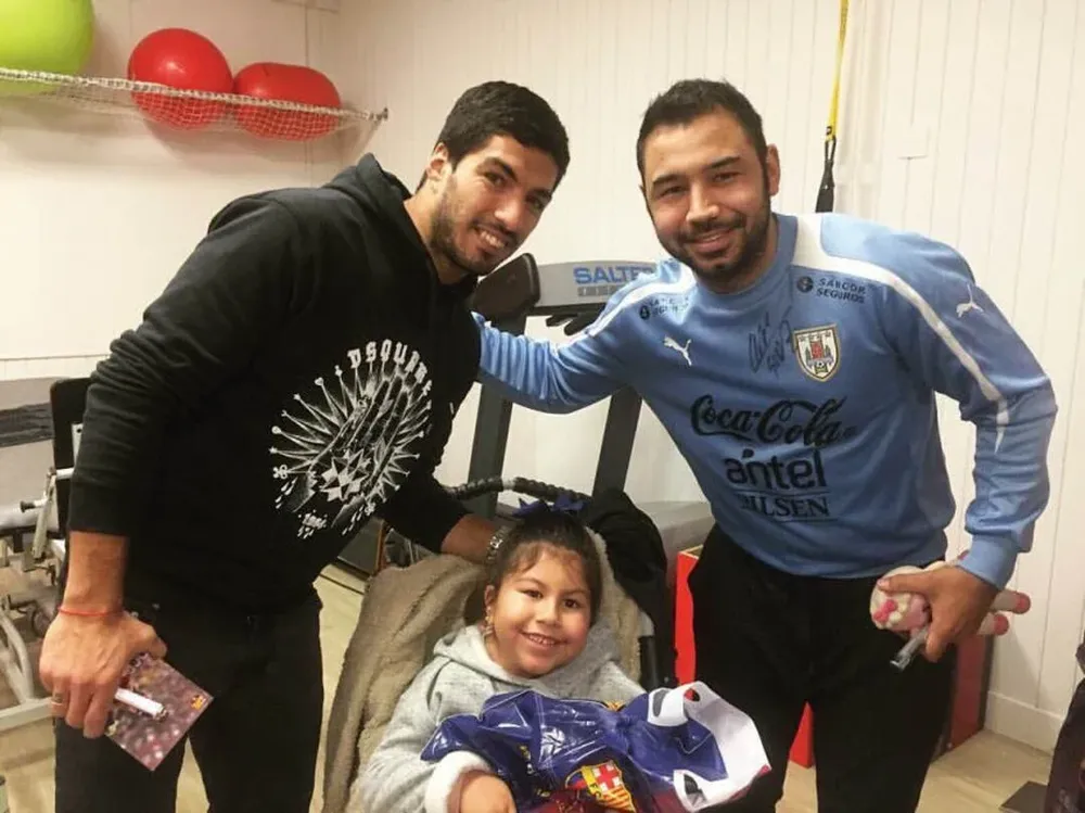 Luis Suárez con Marcela y su padre.