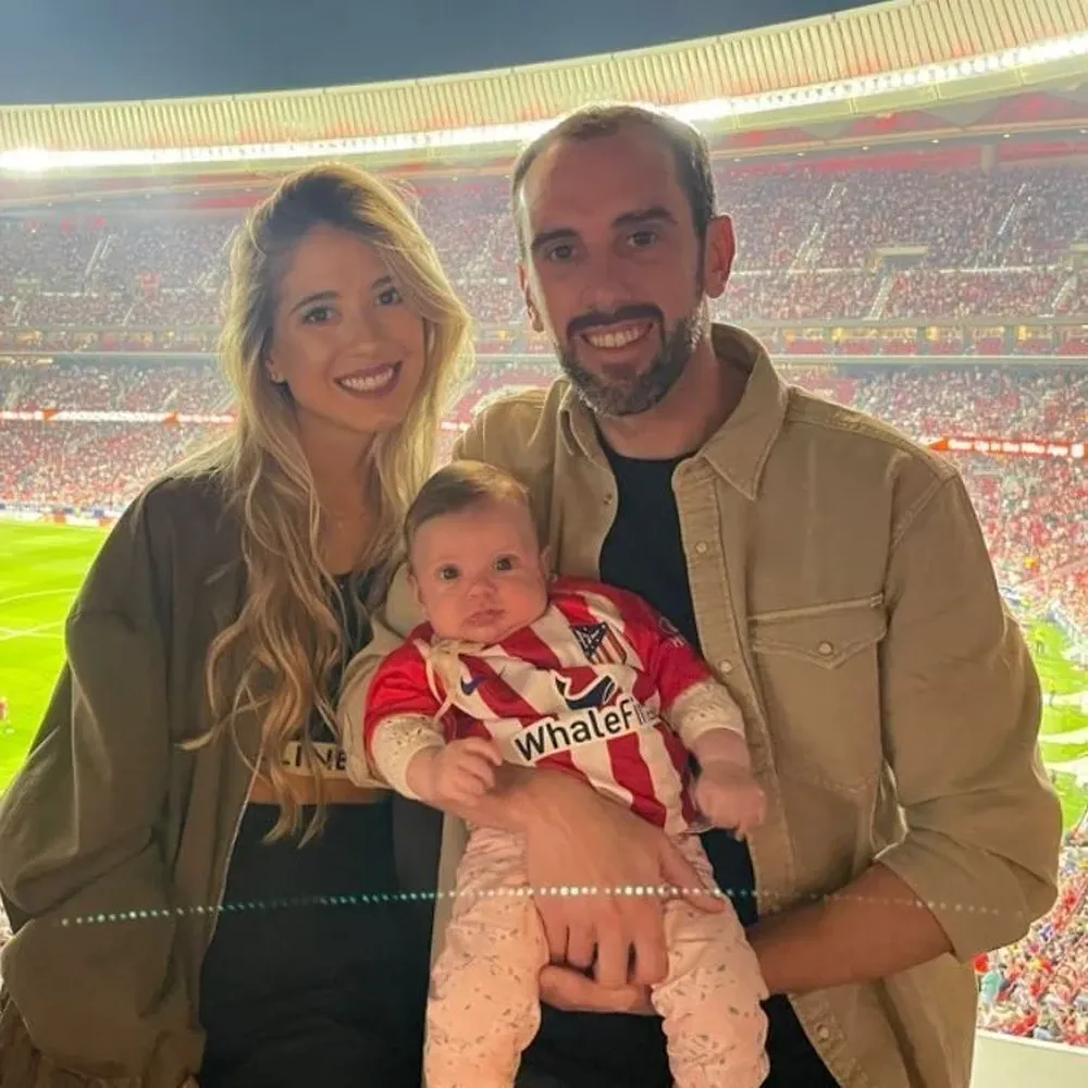 Diego Godín viendo a Atlético de Madrid
