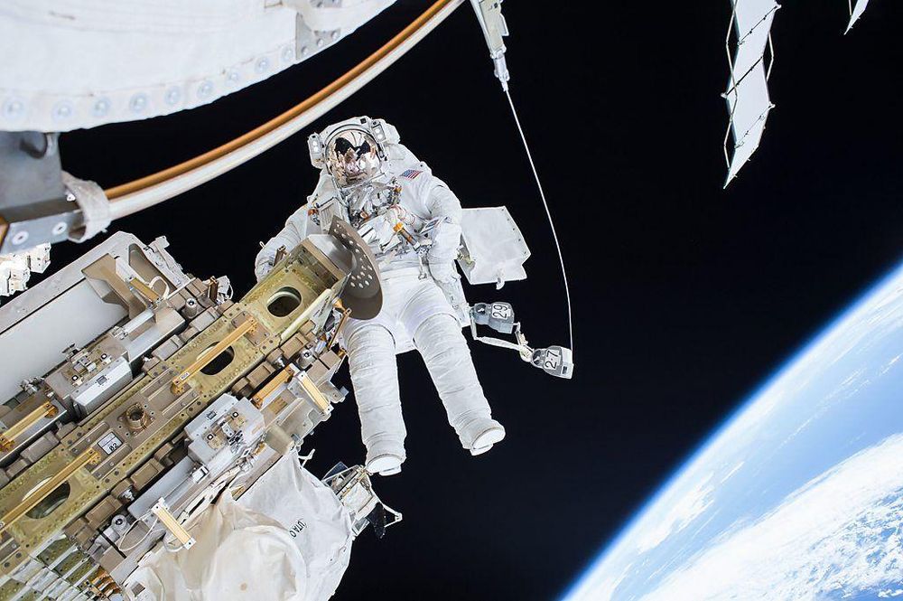Si naciste después del 2 de noviembre de 2000, entonces has crecido en un mundo donde siempre ha habido alguien viviendo en el espacio.
