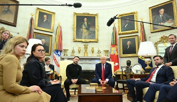 Un grupo de periodistas pudo seguir la acalorada discusión desde entro del Despacho Oval.