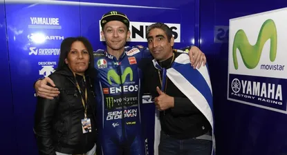 Gabriela Amorín y Luis Méndez junto a Valentino Rossi