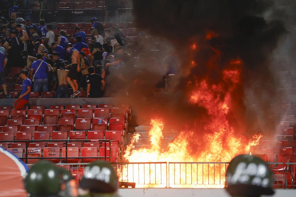 Hinchas de la U de Chile incendian el estadio durante el partido ante Audax
