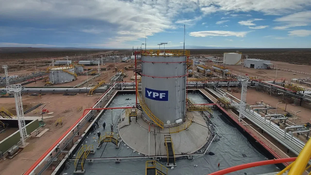 YPF logró un nuevo récord en su producción de shale oil al alcanzar los 200.000 barriles diarios, lo que representa un crecimiento del 82% en menos de dos años.