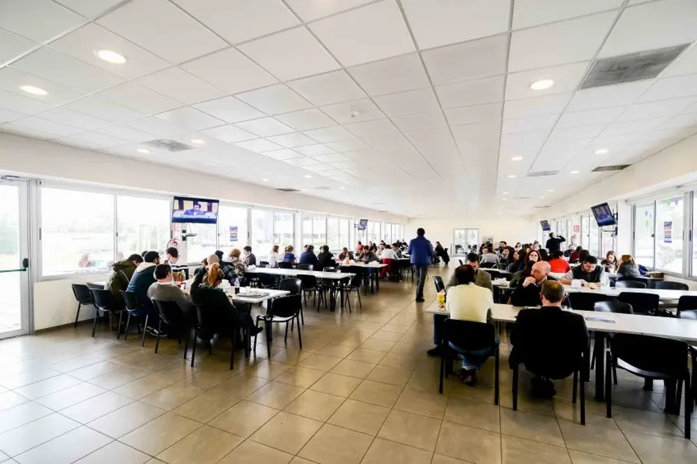 En una de las oficinas de Genexus cinco relojes marcan la hora de Ciudad de México, Panamá, Quito, Madrid, Tokyo