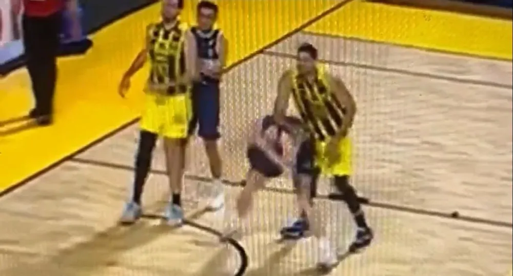 El codazo de Eloy Vargas