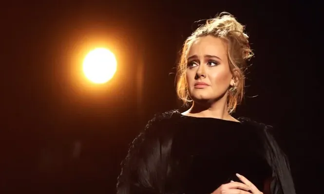 Adele durante el homenaje a George Michael