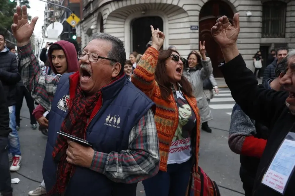 Manifestantes en la puerta de la casa de Cristina Fernández.