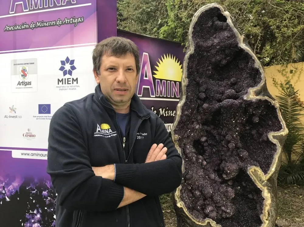 Marcos posa junto a una piedra espectacular que cuesta unos US$ 10.000.