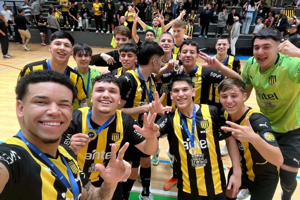 Los jugadores de Peñarol sub 20 celebran el título uruguayo de fútbol sala