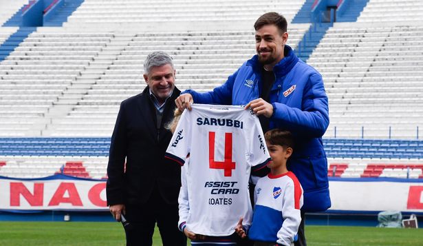 Sebastián Coates con la camiseta número 4 de Nacional, con la que jugará; a su lado, Alejandro Balbi