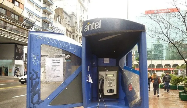 Teléfono público en Plaza del Entrevero, Montevideo, año 2012.