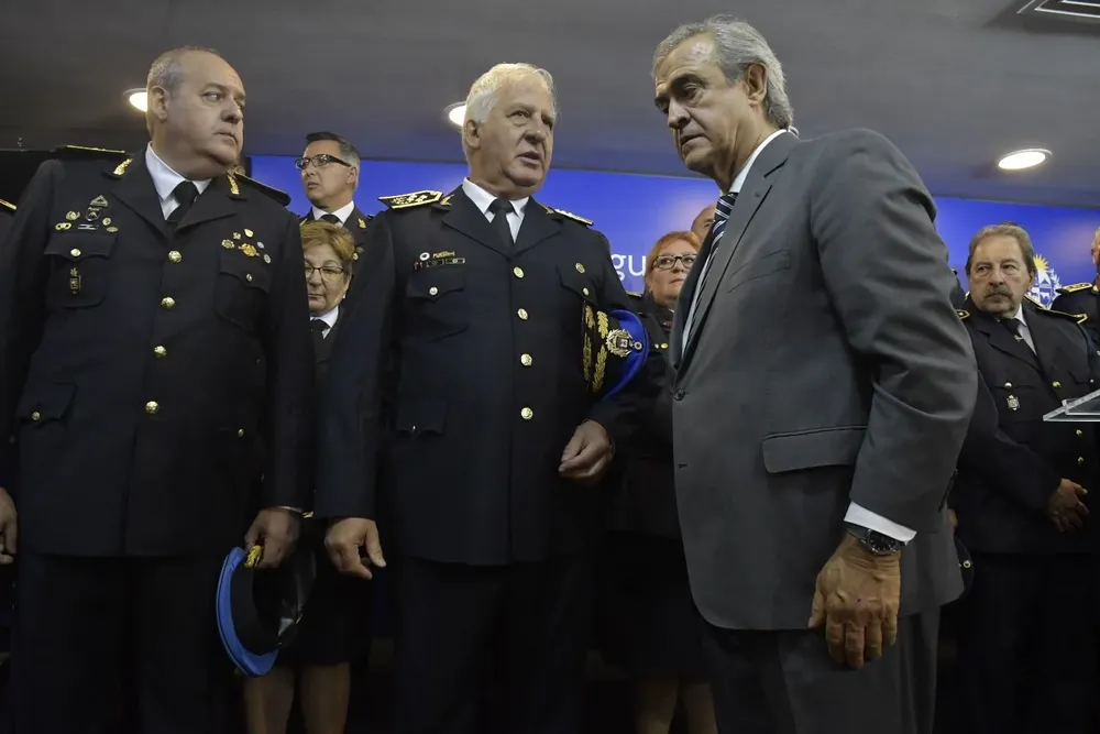 Lacalle-Pou-y-Policias-DB_45.webp