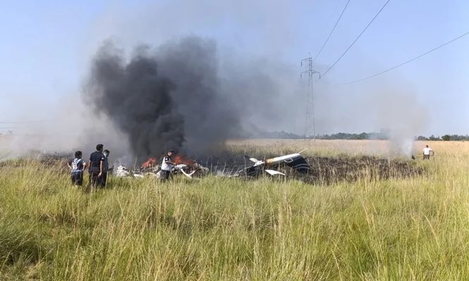 Milagro en Corrientes: un helicóptero que combatía los incendios forestales se estrelló en un aterrizaje de emergencia