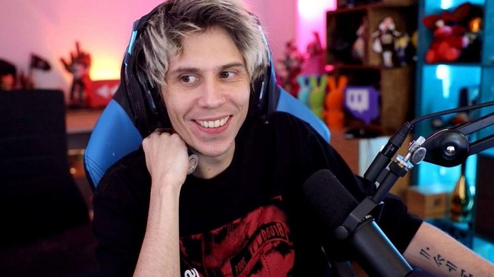 El reconocido youtuber El Rubius coloca un cuadro de Javier Milei en su escritorio de streaming.