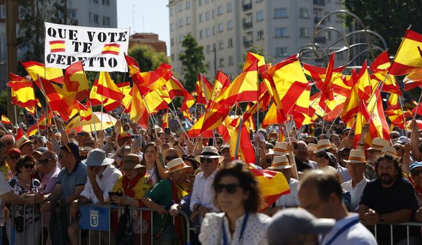 Manifestantes esperan el comienzo de la manifestación convocada por el Partido Popular contra el Gobierno.