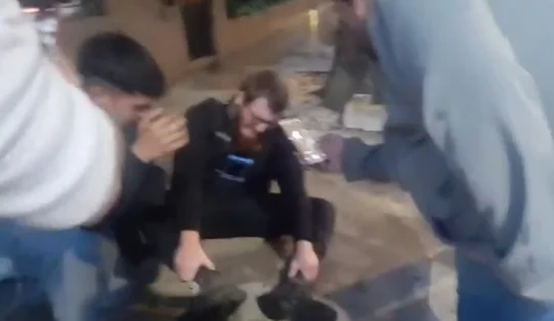 Los estudiantes libertarios trataban de recuperarse luego de ser agredidos.