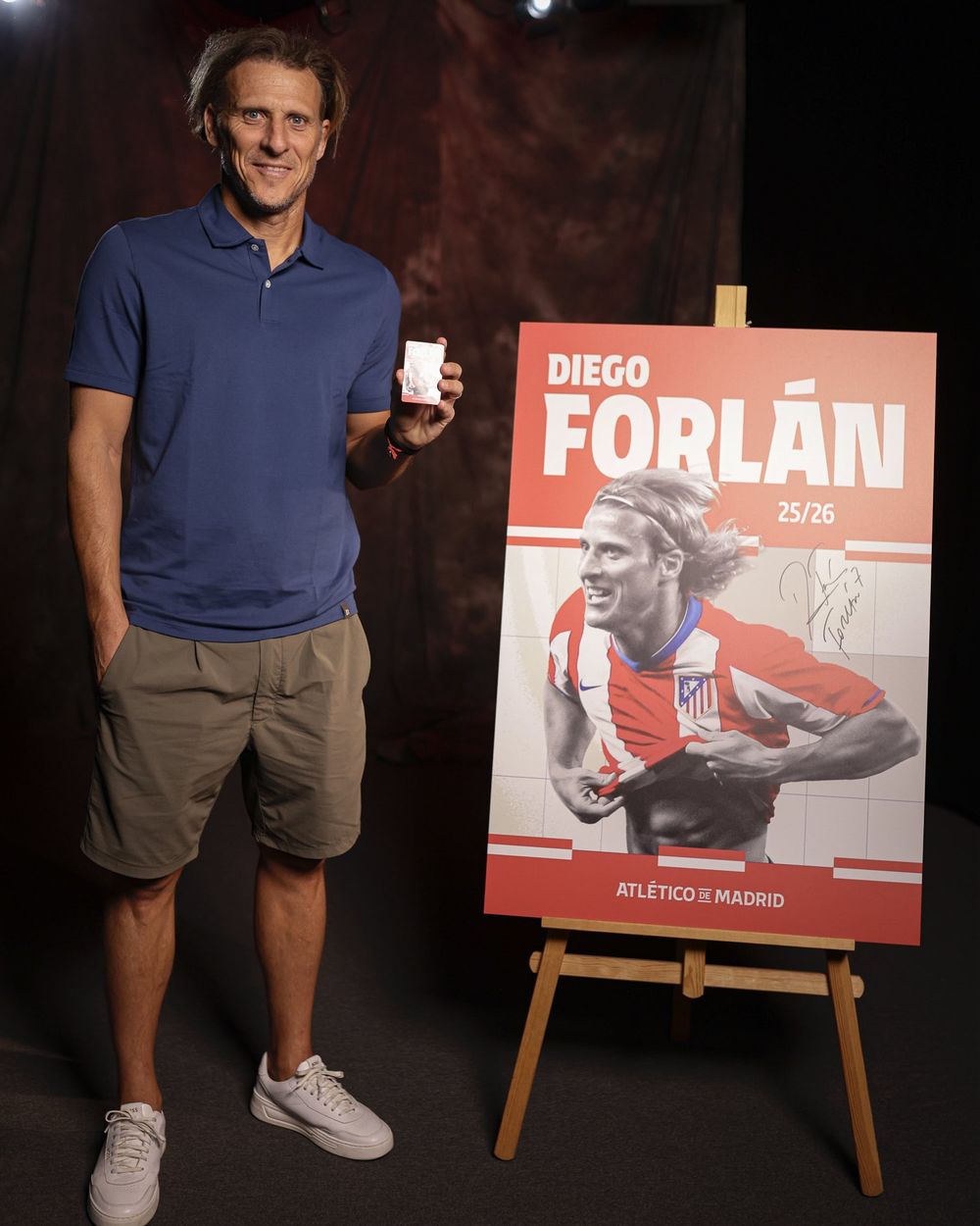 Diego Forlán y su imagen en el carné de socios de Atlético de Madrid