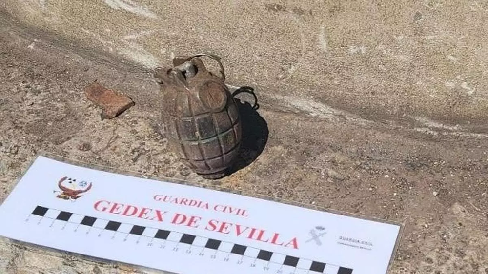 La granada hallada en el Puerto de Sevilla.