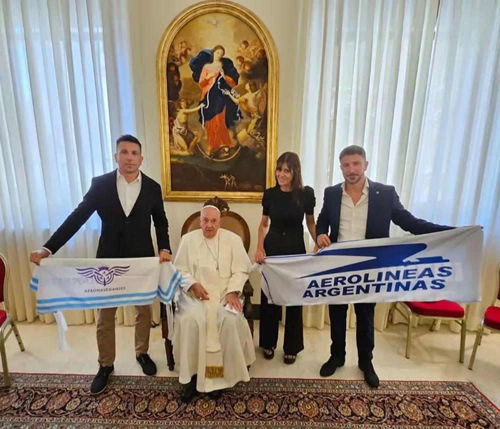 El papa Francisco, con Juan Pablo Brey, Verónica Espósito y Horacio Calculli, de Aeronavegantes