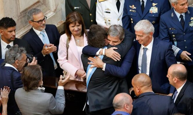 Milei abraza a Caputo el día de su asunción: con esta foto el presidente felicitó a su ministro en X