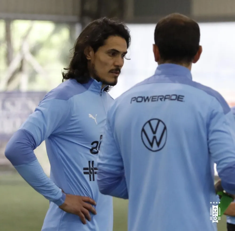 Cavani jugó en una posición nueva en la práctica informal