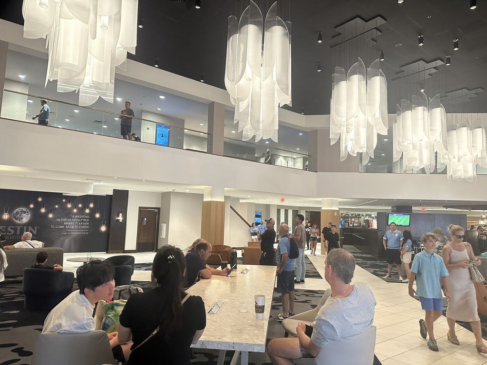 Hinchas de la selección uruguaya en el hotel de Las Vegas este domingo antes de la salida fallida al aeropuerto