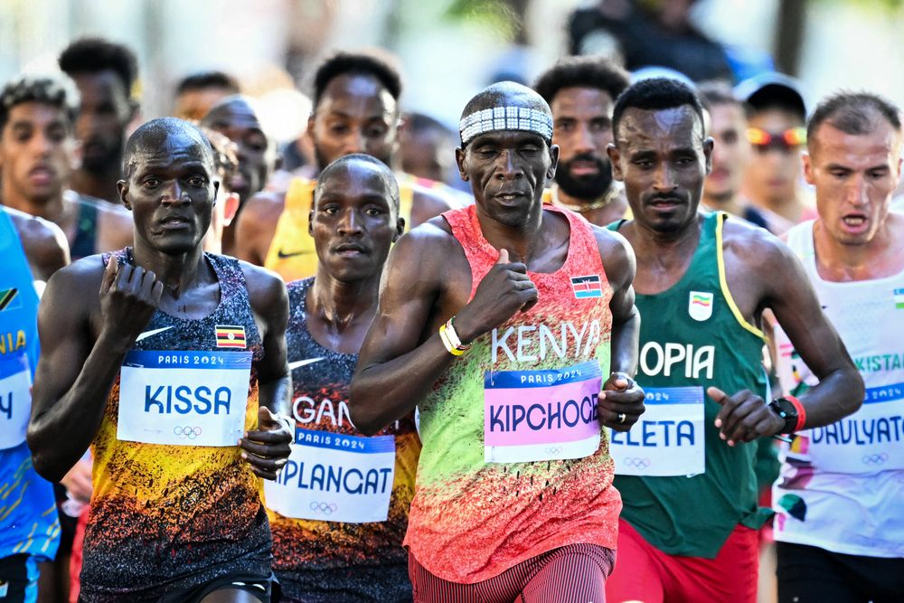 Eliud Kipchoge de Kenia y otros atletas compiten en el maratón masculino de la prueba de atletismo en los Juegos Olímpicos de París 2024 en París el 10 de agosto de 2024