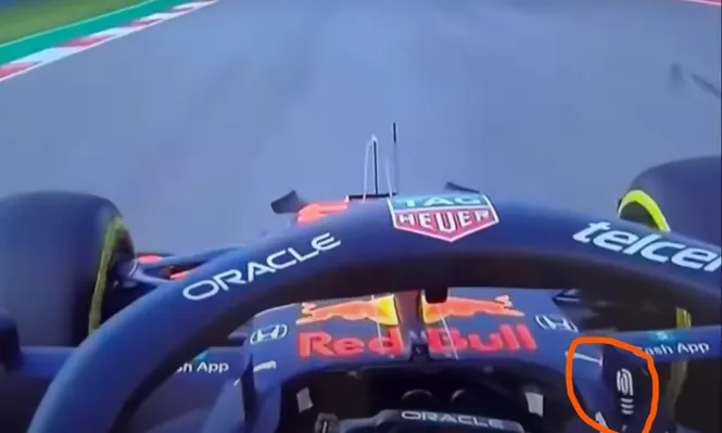La bronca de Verstappen que le muestra el dedo mayor (en la marca anaranjada) a Hamilton luego de insultarlo en la pista