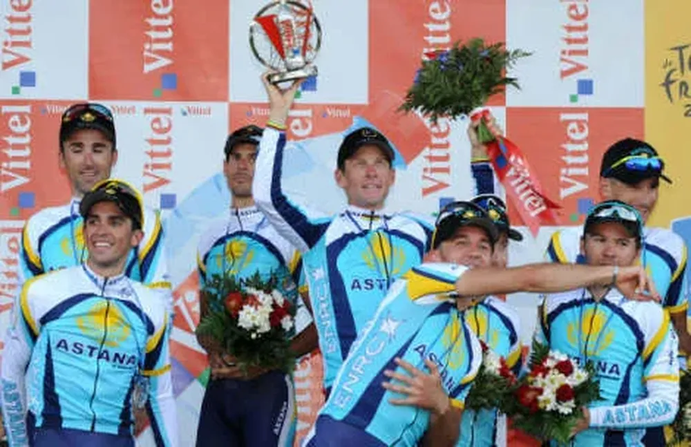 El team Astana en el podio con Armstrong en el centro. El team Astana en el podio con Armstrong en el centro.