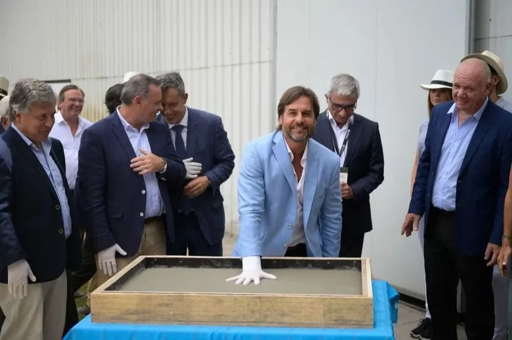 Lacalle Pou y su huella en el cemento