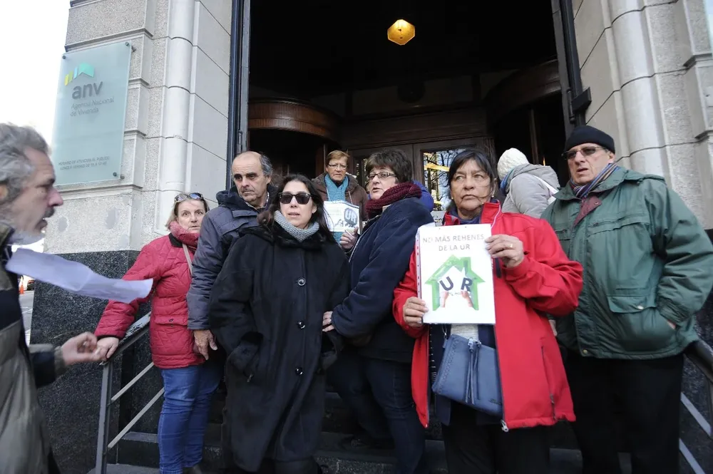 Archivo, manifestación de los deudores en UR ante la ANV