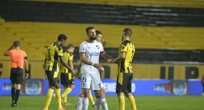 jugadores del futbol uruguayo invitan a los hinchas a bajar la pelota